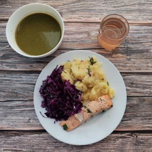 Zdjęcie przedstawia Dietę podstawową: Barszcz biały z ziemniakami Kaszotto jęczmienne z mięsem wieprzowym i warzywami Cukinia gotowana z pomidorami Kompot owocowy z jabłkami Sos pomidorowy